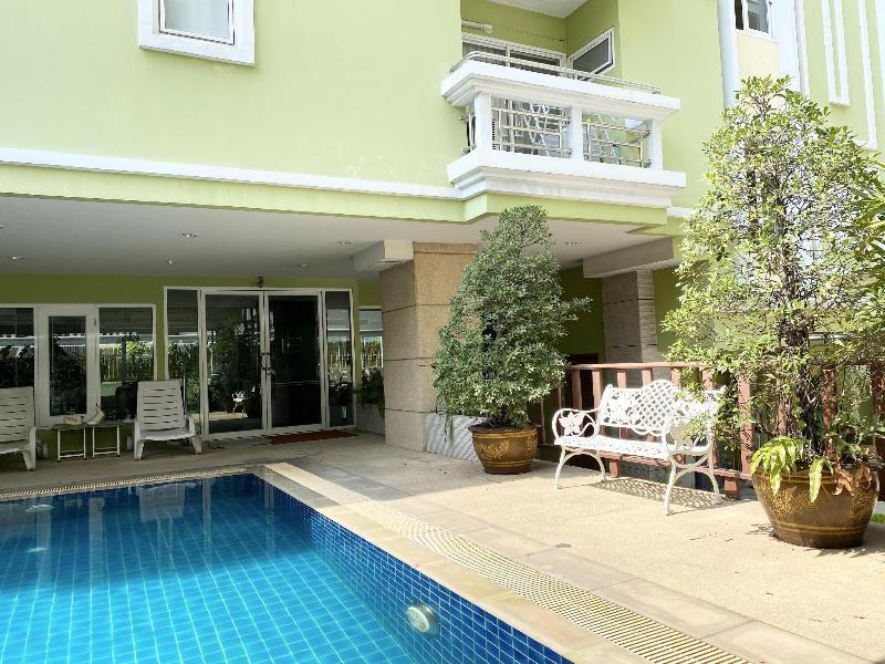 14 Place Sukhumvit Suites Бангкок Екстер'єр фото